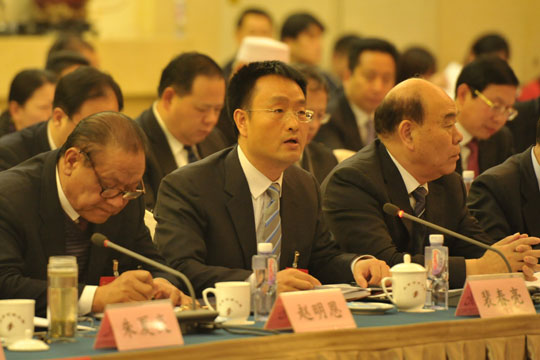 全国人大代表,辉县市张村乡裴寨社区党支部书记裴春亮发言