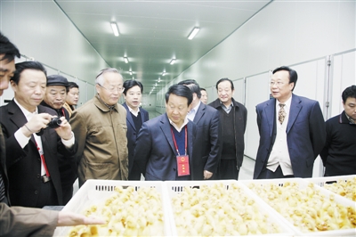 图为由河南省人大常委会原副主任夏清成(前排左二),新乡市人大常委会