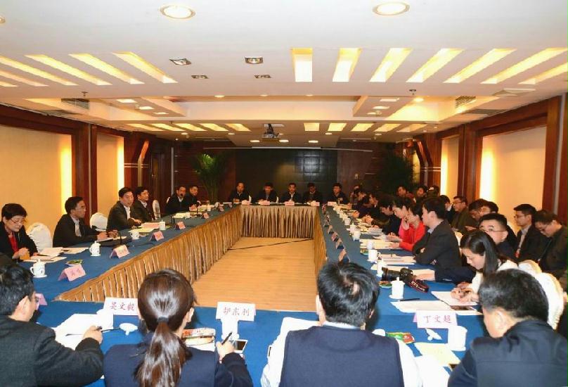河南代表团召开随团工作人员会议