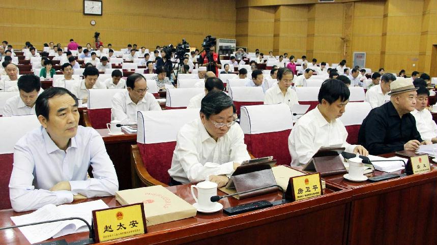 省十二届人大常委会第十五次会议在郑州召开