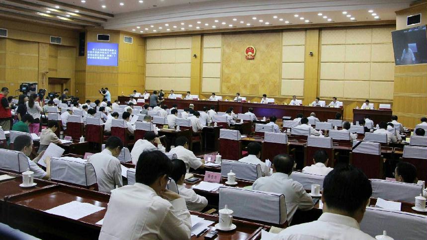 省十二届人大常委会第十五次会议在郑州召开