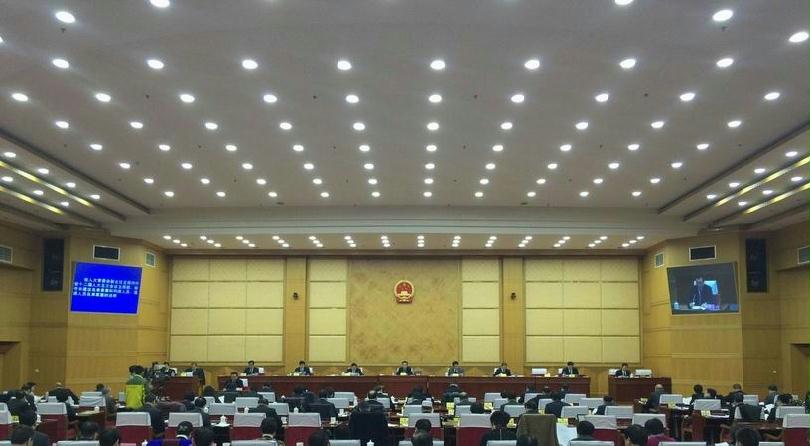 河南省十二届人大常委会第十八次会议召开