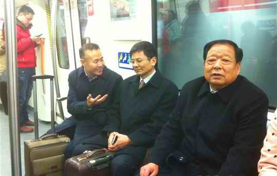 四位省人大代表乘城铁转地铁再步行报到